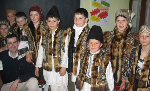 enfants roumains en costume traditionnel